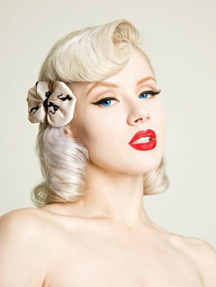 coiffure femme anne 50 cheveux blancs yeux bleus boucles levres rouge